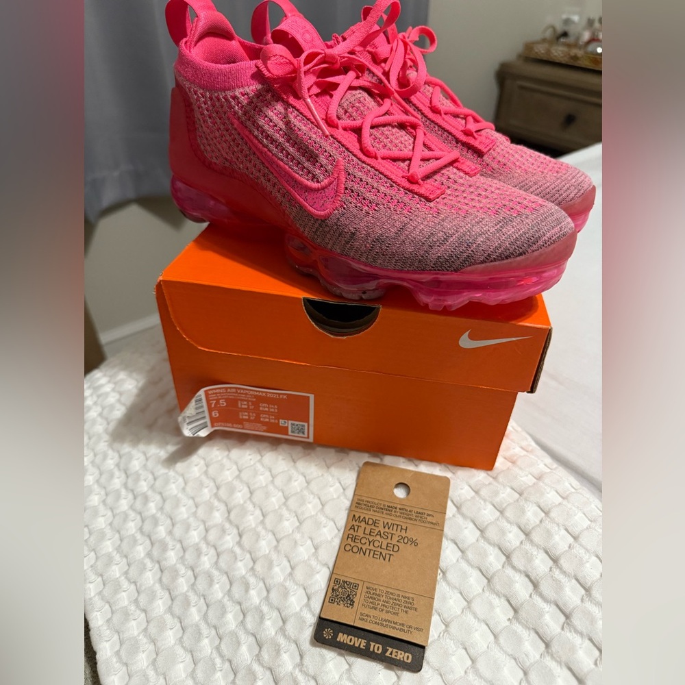 Women’s Nike LIKE NEW air vapormax flynit size 7.5 color pink blast